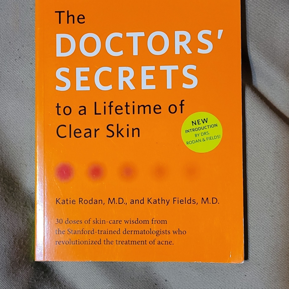 "THE DOCTORS' SECRETS TO A LIFETIME OF CLEAR SKIN" ( PAPERBACK)
